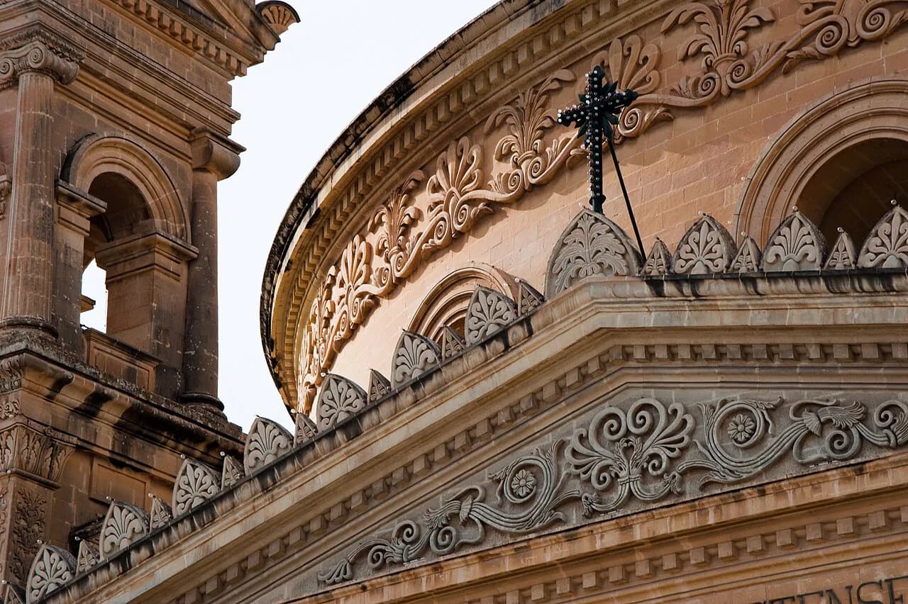 Mosta sightseeing: plan your dome, gardens and ridge walk