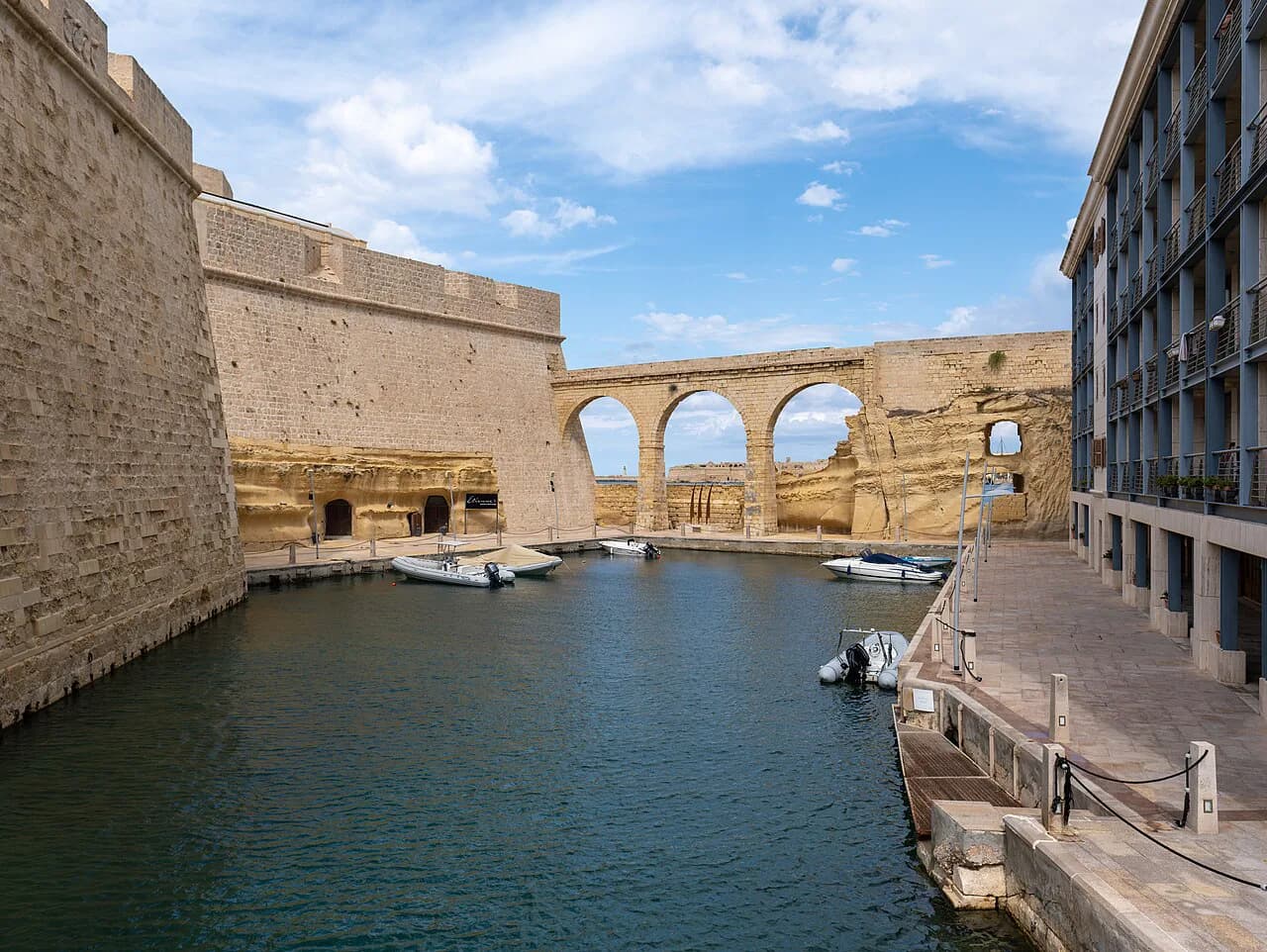 Choosing Birgu neighbourhoods for a harbour-side stay