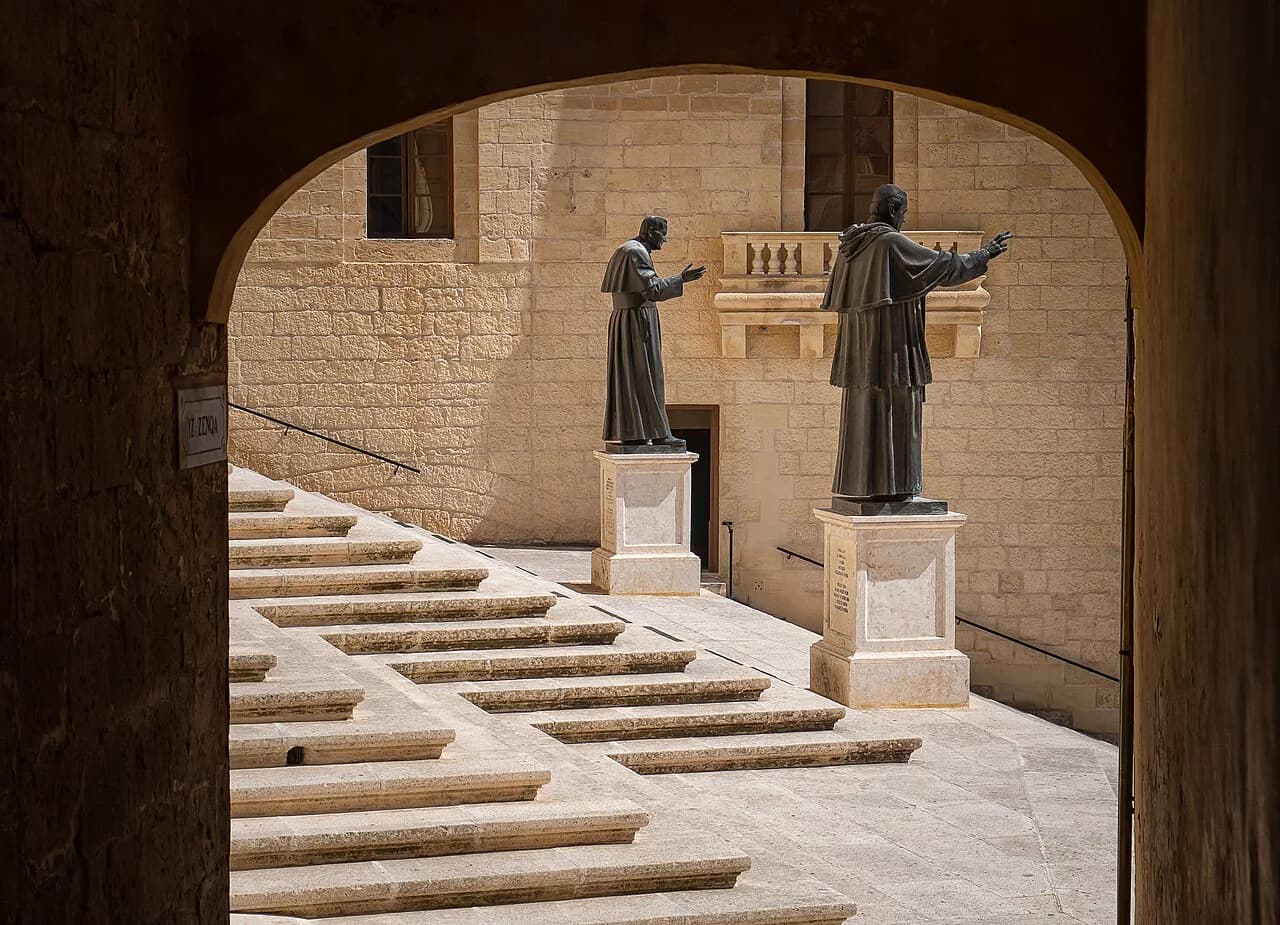 How to pick Gozo neighbourhoods for a harbour or hill stay
