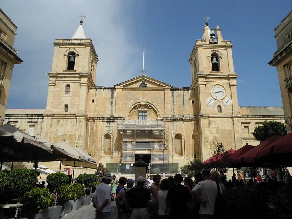 Malta Dress Code: What to Wear and How to Cover Up in Churches