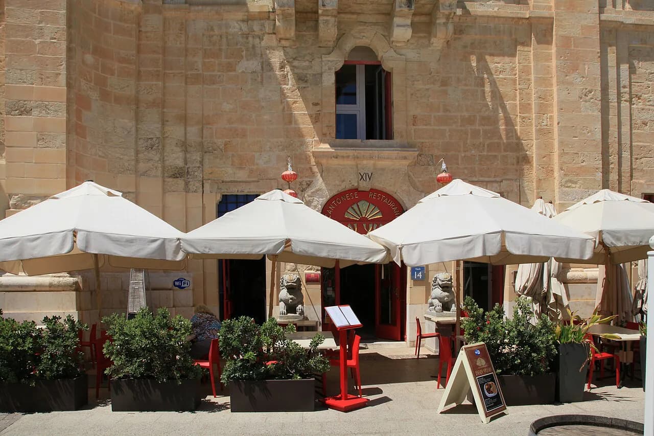 Tipping in Malta: What to Leave in Restaurants, Cafés, Taxis and Tours