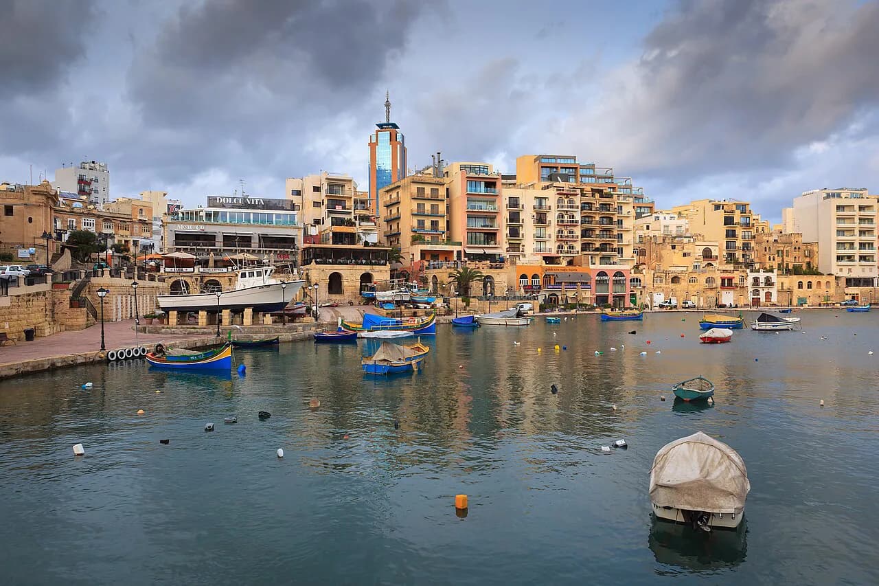 Spinola Bay, St Julian's: What to See, Eat and Expect
