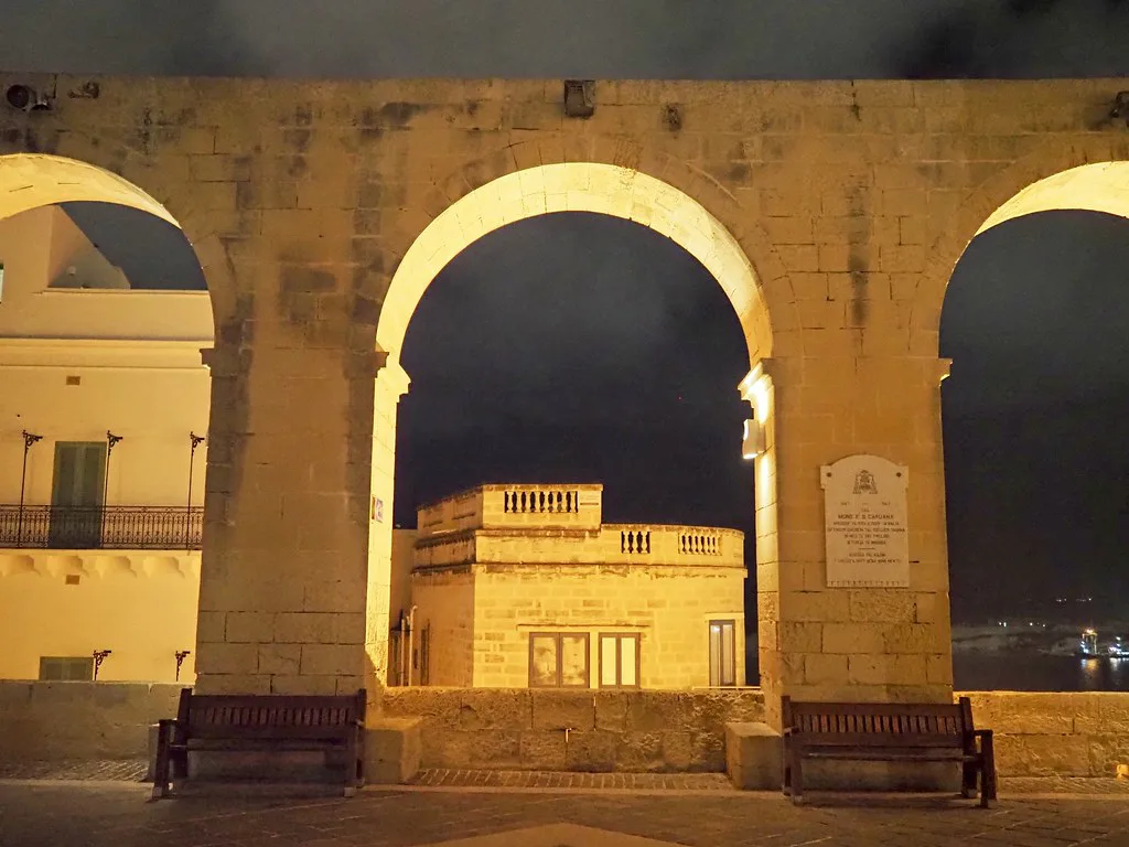 The arches of Upper Barrakka Gardens at night.