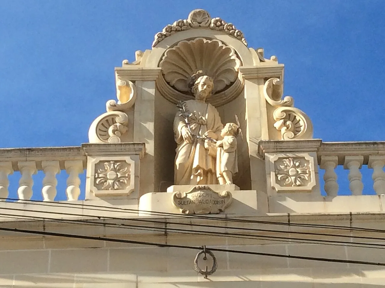 A statue niche on a balustrade in Għaxaq.