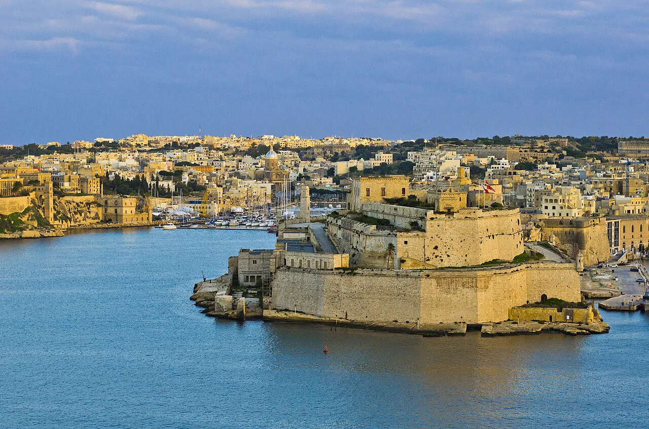Fort St Angelo on its promontory in Birgu.