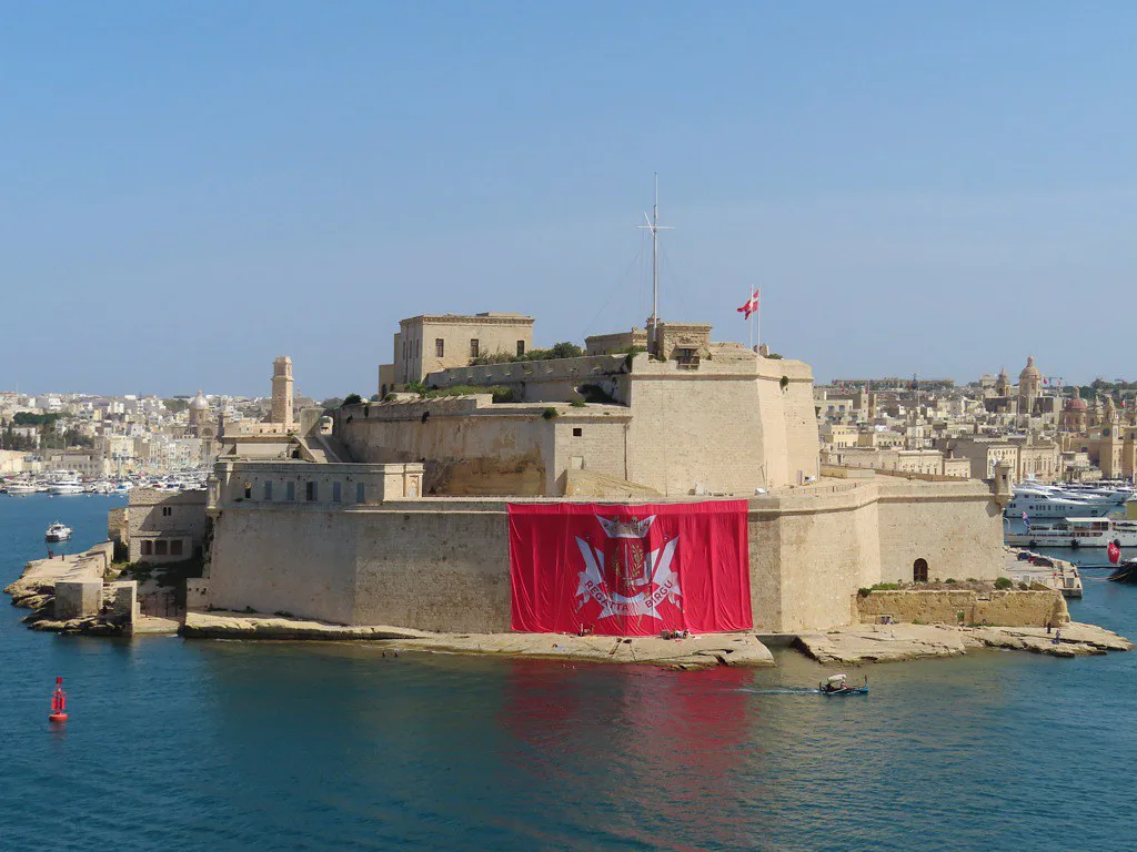 Fort St Angelo in Birgu flying the Maltese flag.