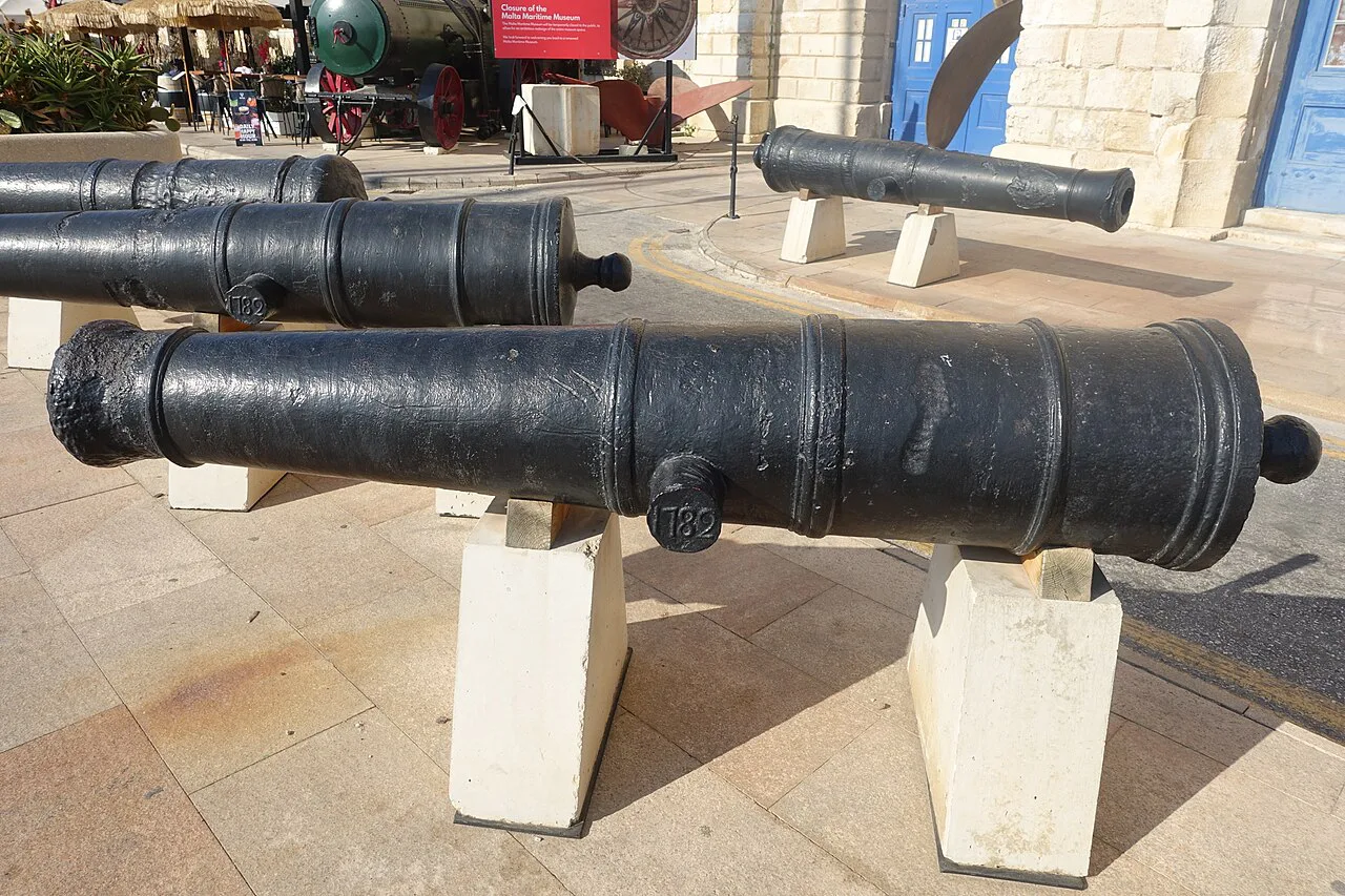 Historic cannons outside the Malta Maritime Museum.