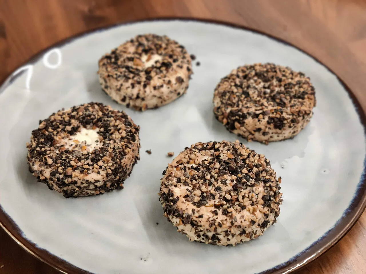 Peppered ġbejniet served on a plate.