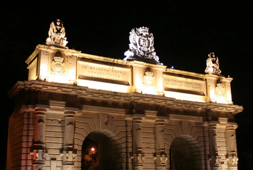 Floriana's Porte des Bombes lit up at night.