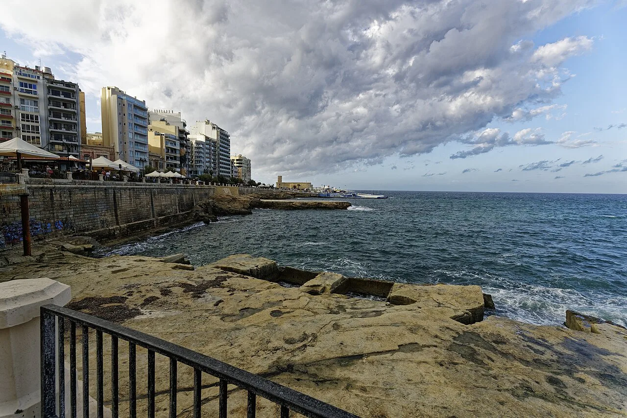 The rocky Qui-Si-Sana shoreline in Sliema.