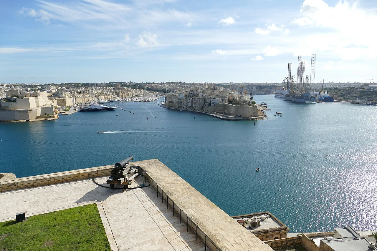 The Saluting Battery with the Grand Harbour behind it.