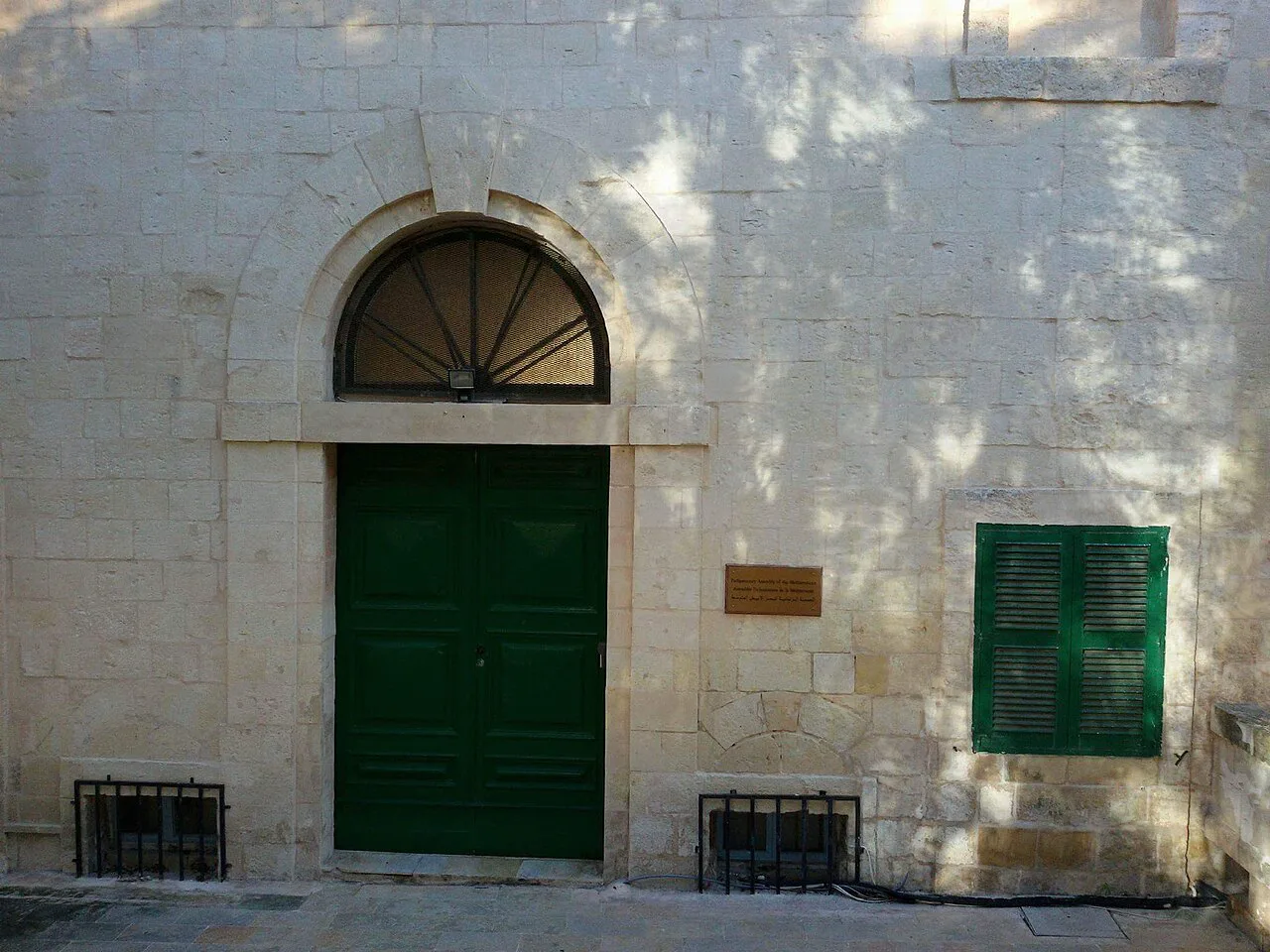 The green door and plaque of Palazzo Spinola.