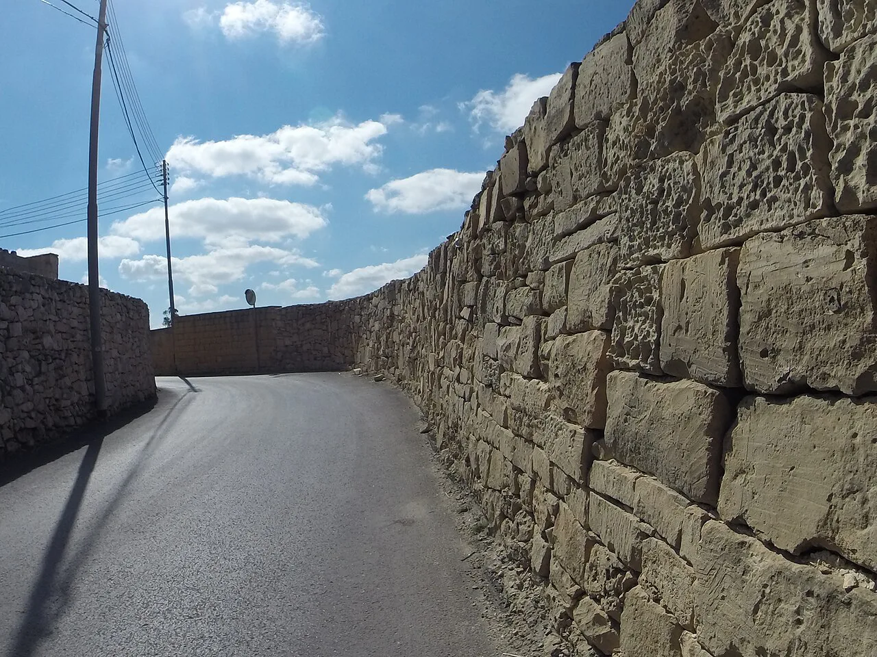 A lane between stone walls in Swieqi.
