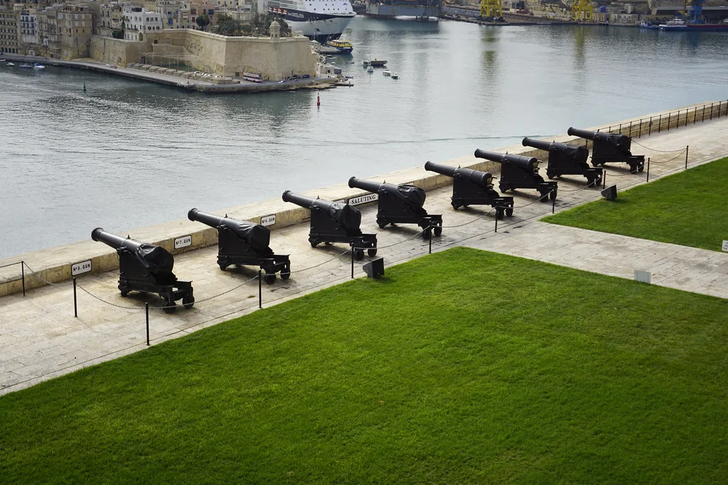 Cannons on the Saluting Battery above the Grand Harbour at the Upper Barrakka Gardens.